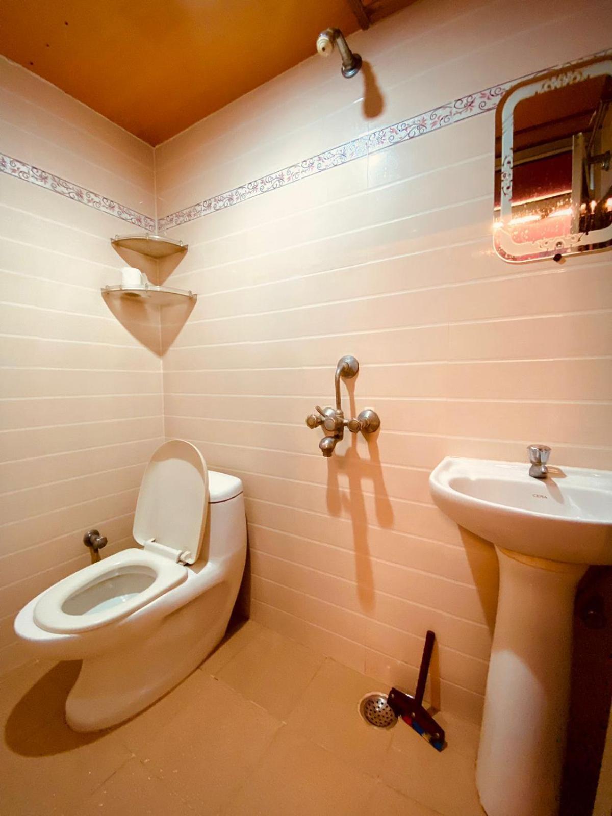 Marigold Guest House فاراناسي الغرفة الصورة