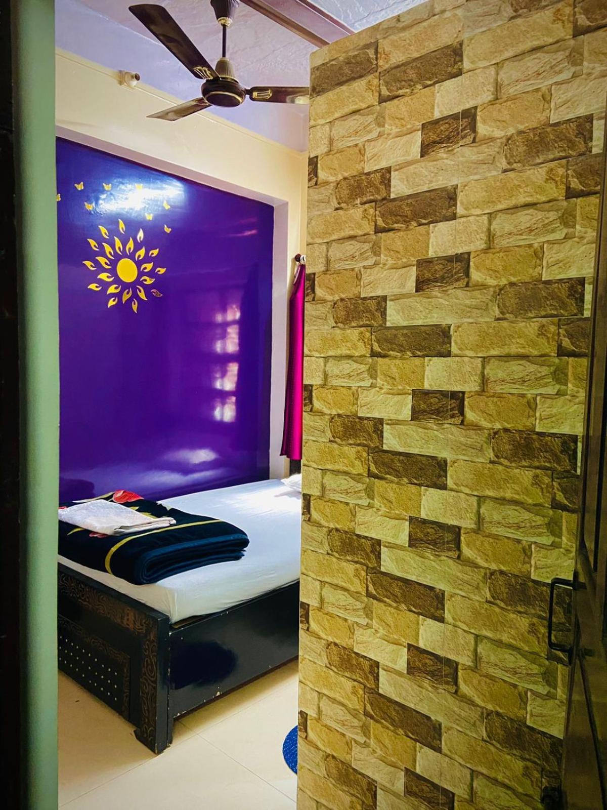 Marigold Guest House فاراناسي الغرفة الصورة